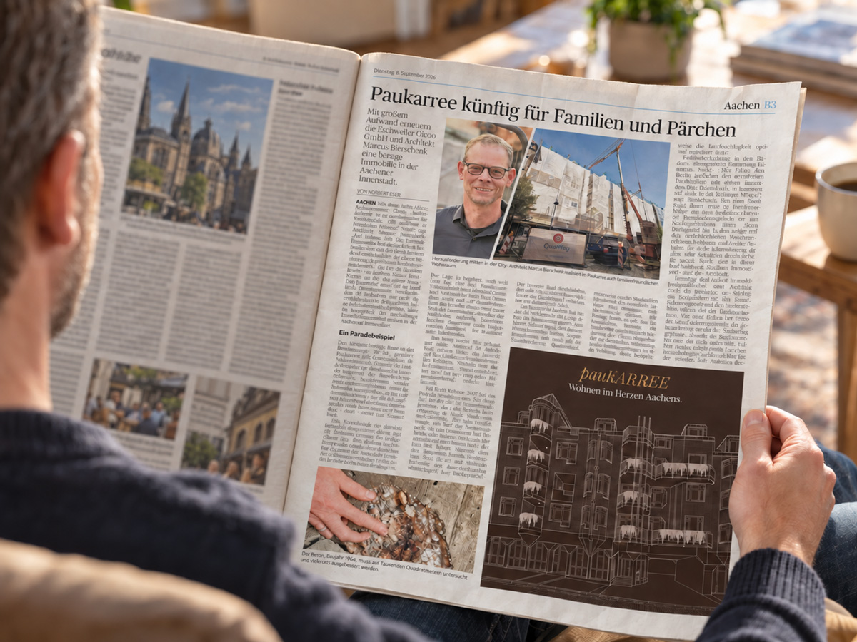 Ein Mann liest den Zeitungsartikel über das pauKARREE in der Aachener Zeitung